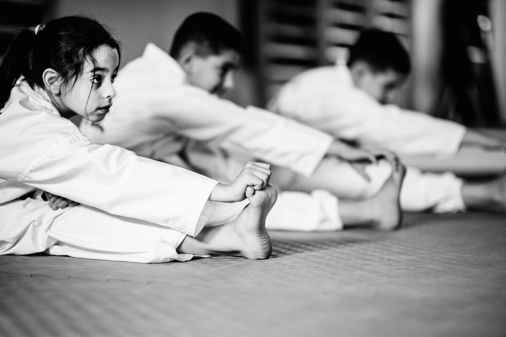Junge Karateka beim Aufwärmen