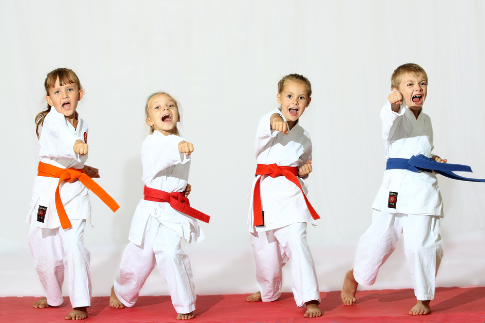 Karateka verschiedener Altersklassen bei einem Turnier