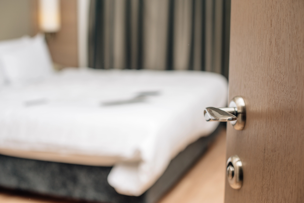 Modernes Hotelzimmer mit Doppelbett
